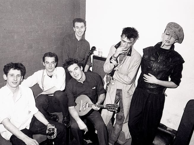 Shane MacGowan, Cait O&#039;Riordan, Andrew Rankin, Jem Finer, Spider Stacy, James Fearnley, miembros de The Pogues, en 1984.