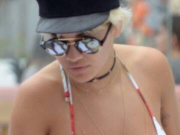 DUA LIPA Y RITA ORA ABREN LA TEMPORADA DE BIKINIS EN REINO UNIDO