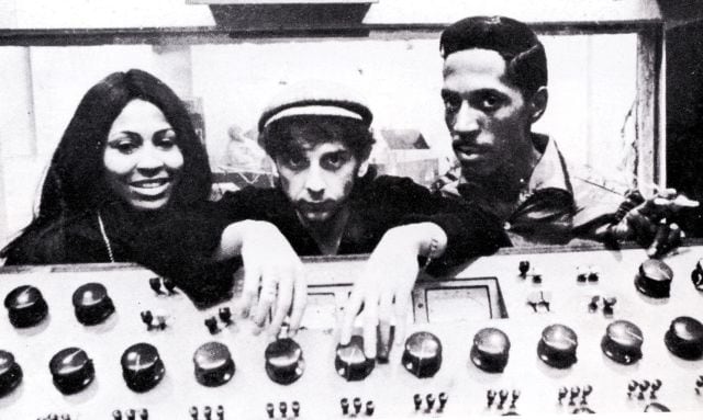 Phil Spector en el estudio con Ike & Tina Turner.