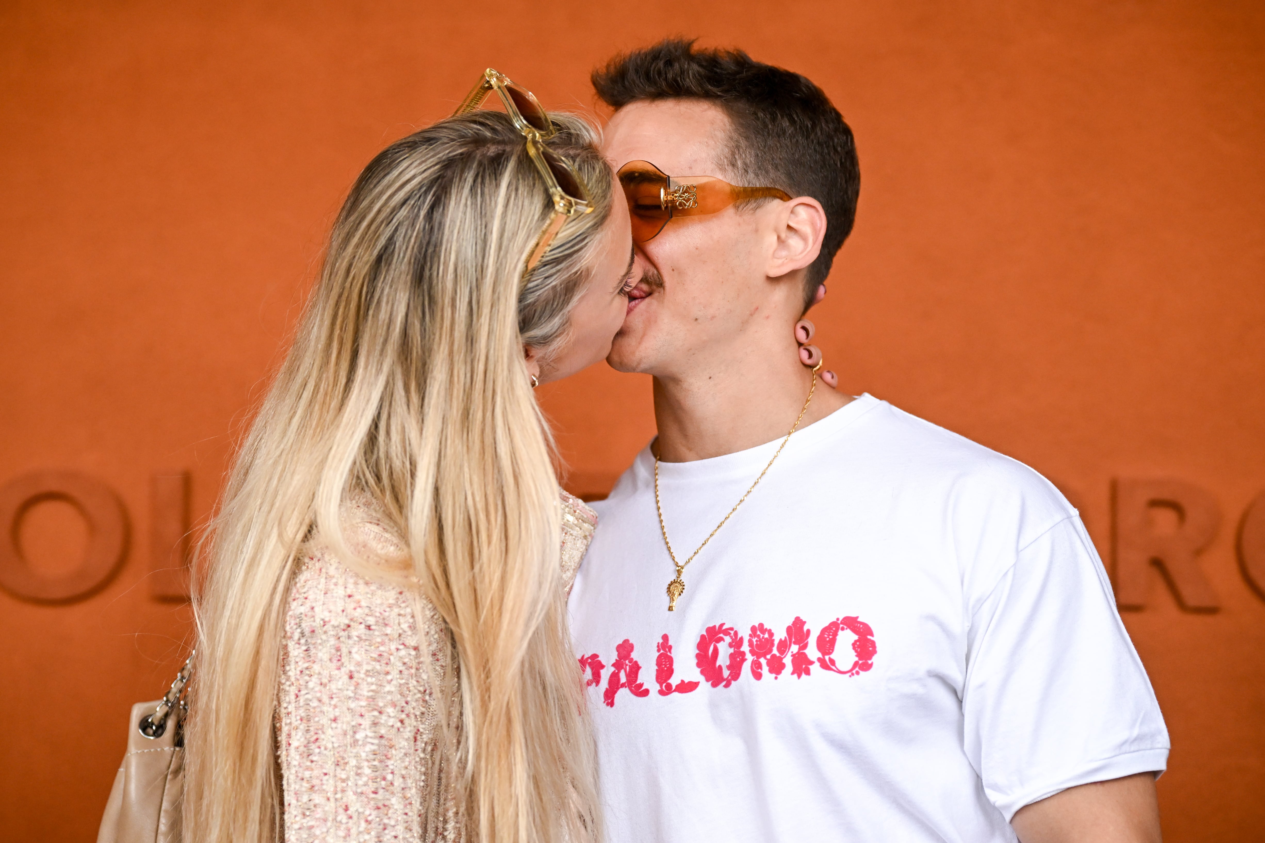 Miguel Herrán posa con su nueva novia en la final de Roland Garrós 2025.