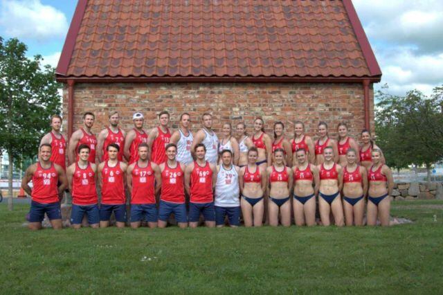 Diferencia entre los uniformes masculinos y femeninos del balonmano de playa/Selección de Noruega