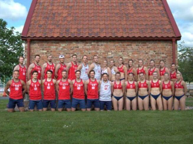 Diferencia entre los uniformes masculinos y femeninos del balonmano de playa/Selección de Noruega