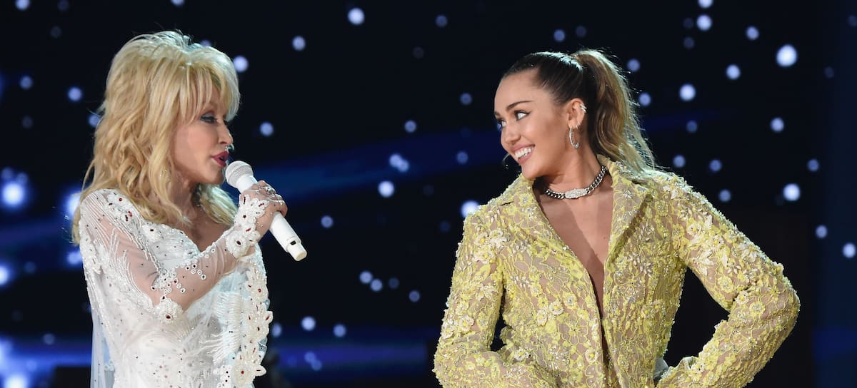 Dolly Parton y Miley Cyrus en el escenario durante la 61.ª edición de los Premios GRAMMY, celebrada en el Staples Center el 10 de febrero de 2019 en Los Ángeles, California.
