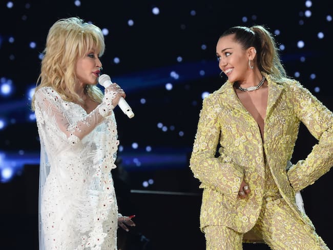 Dolly Parton y Miley Cyrus en el escenario durante la 61.ª edición de los Premios GRAMMY, celebrada en el Staples Center el 10 de febrero de 2019 en Los Ángeles, California.