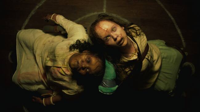 Los personajes de Angela Fielding (Lidya Jewett) y Katherine (Olivia Marcum) en una escena de 'El Exorcista: Creyente'.
