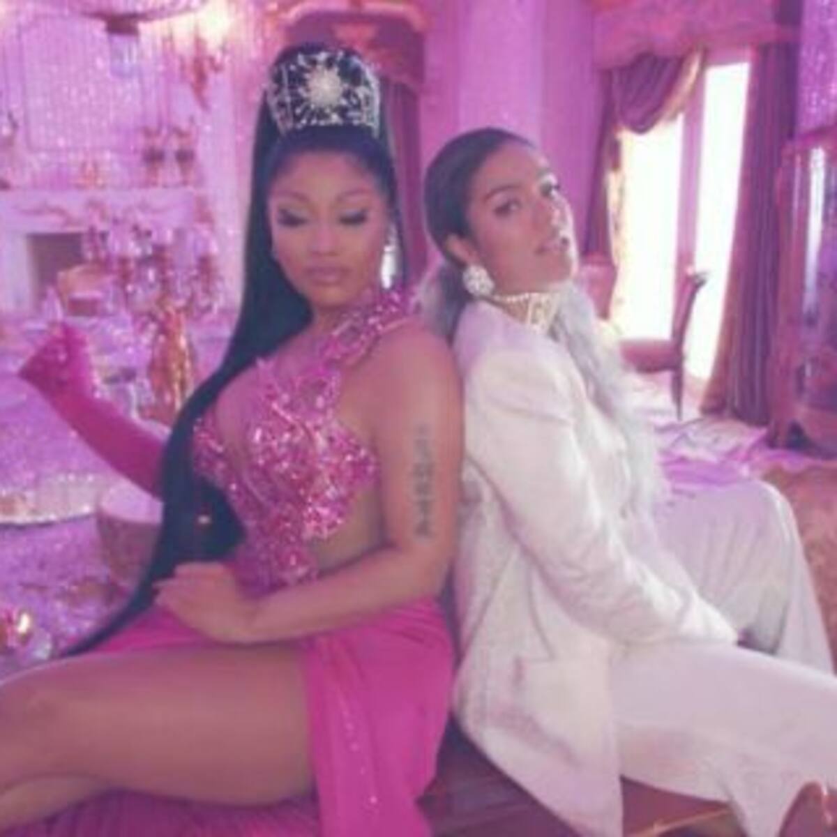 Karol G, Camila Cabello y Ariana Grande, unidas por la mansión de "Tusa"