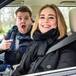 Adele la rompe cantando arriba del auto