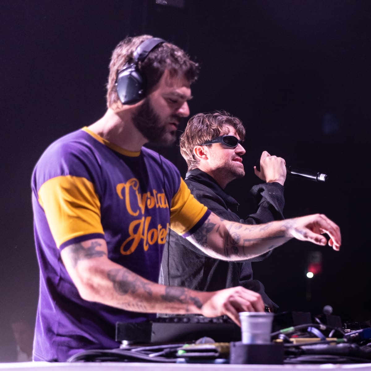 The Chainsmokers y John Summit enloquecen la oficina con 'All the time'