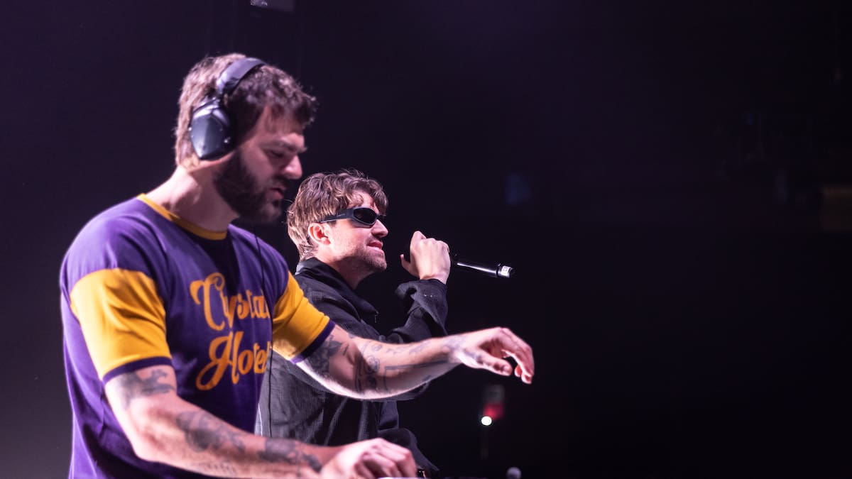 The Chainsmokers y John Summit enloquecen la oficina con 'All the time'