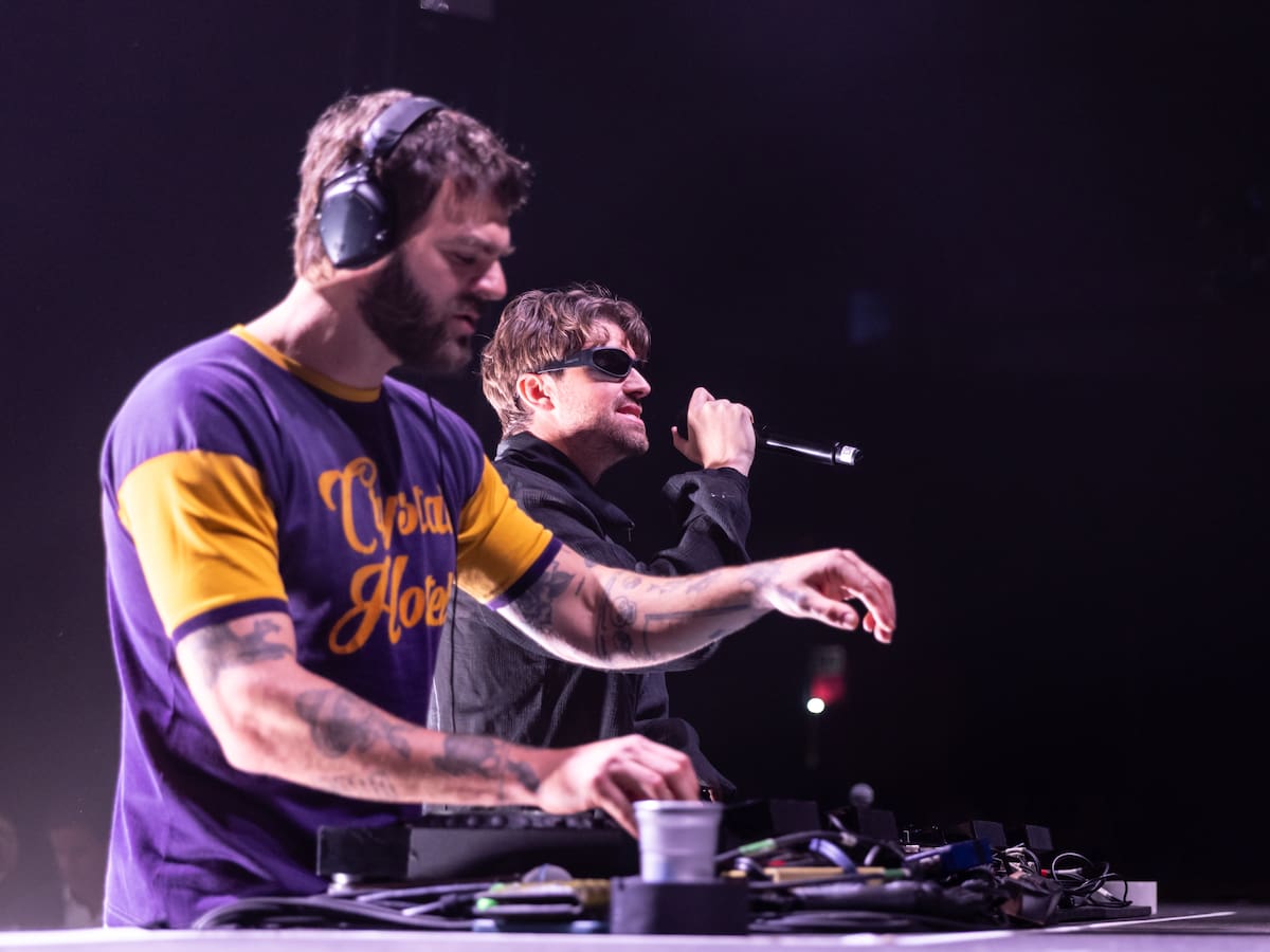 The Chainsmokers y John Summit enloquecen la oficina con 'All the time'
