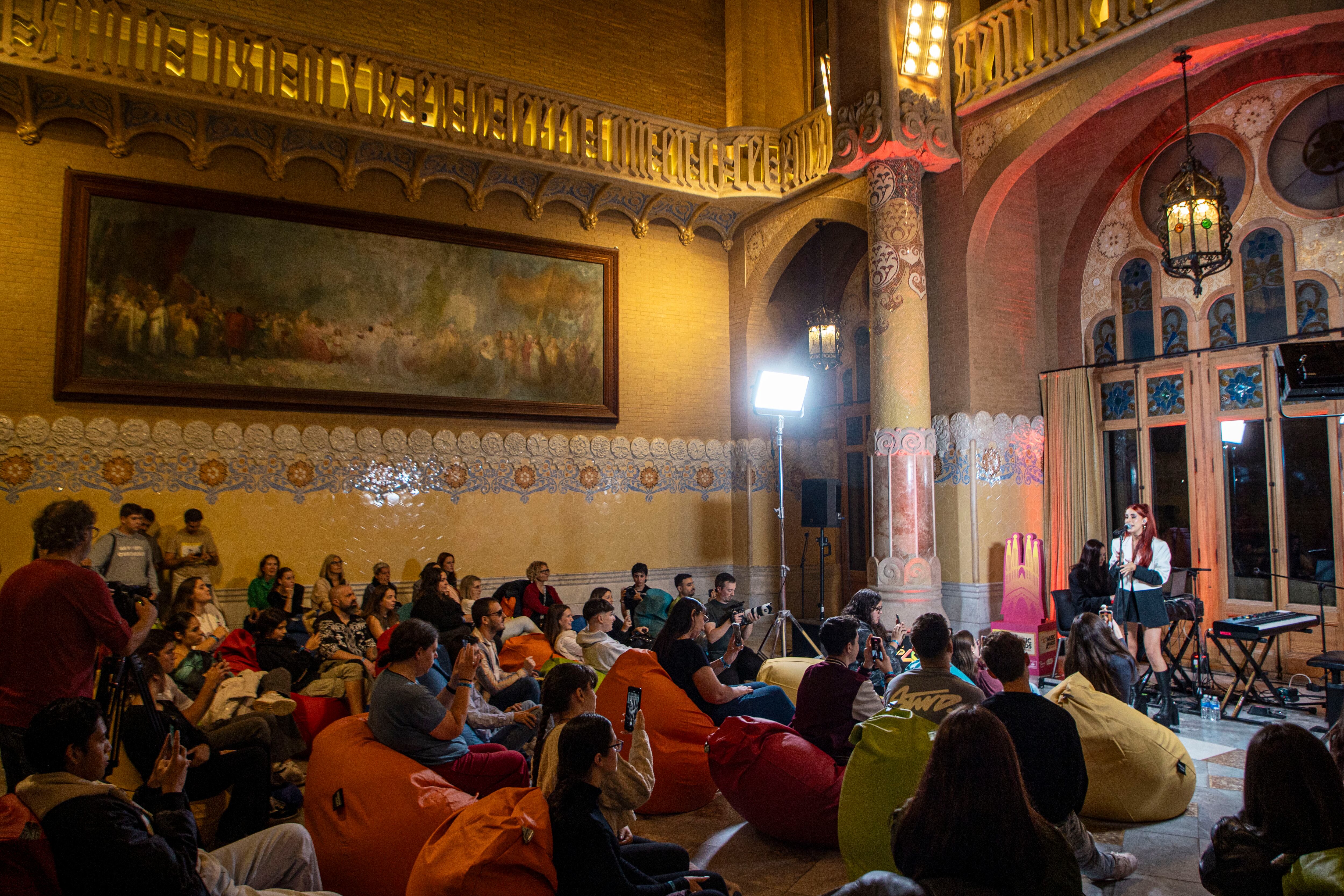 La atmósfera generada por la cercanía del público y la artista dejó estampas tan bonitas como esta.
