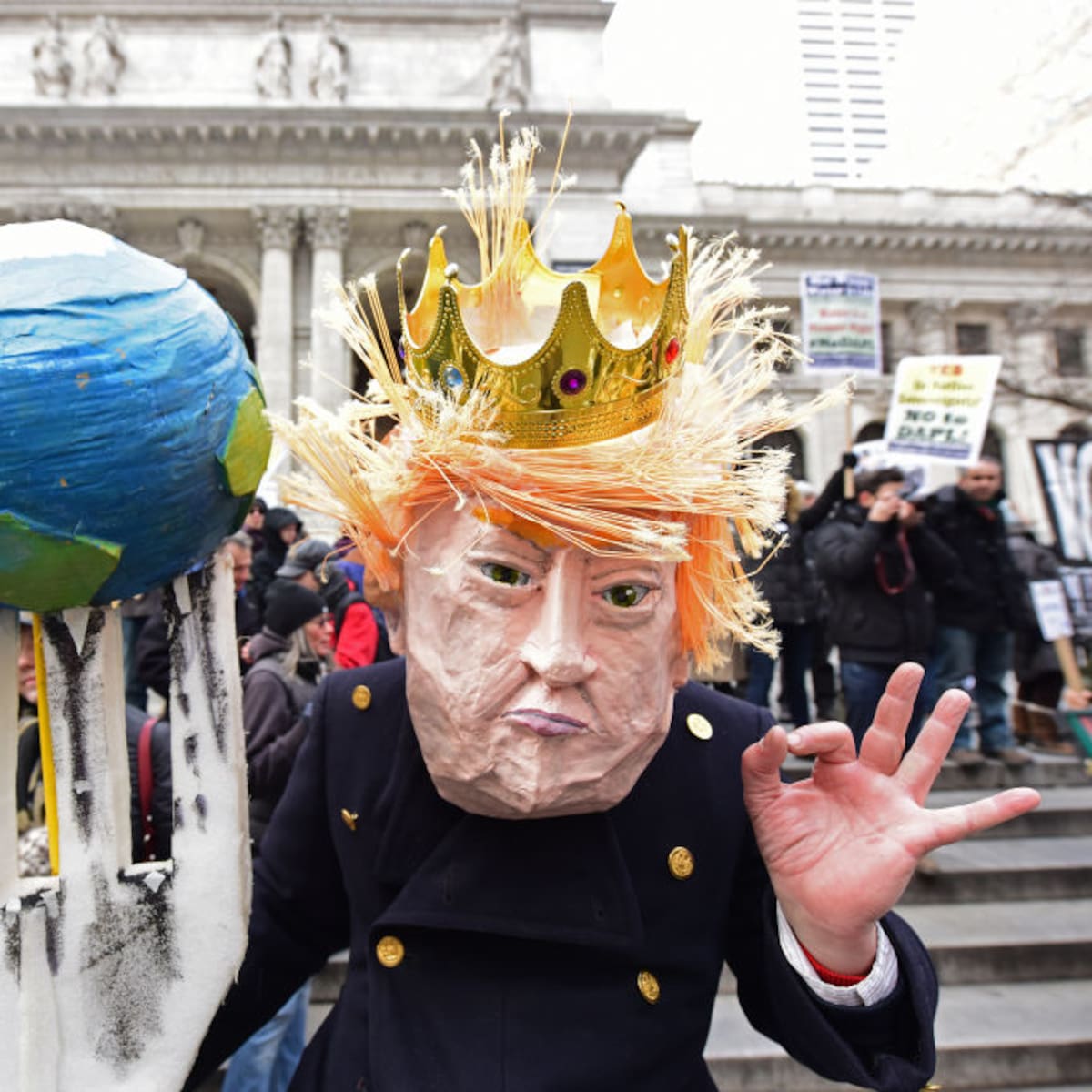 Greenpeace, herida de muerte por una petrolera donante de Trump