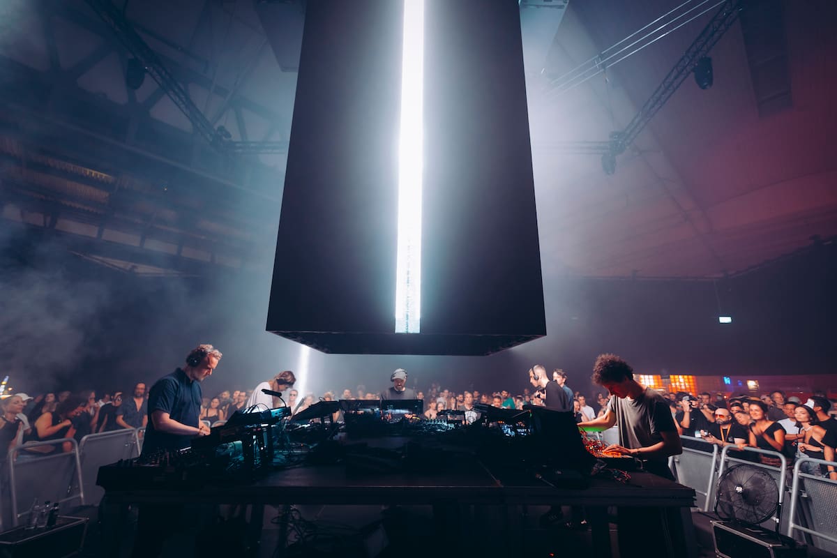 Speedy J introdujo STOOR Live con Colin Benders, Nadia Struiwigh, Reeko, and .VRIL: Improvisación techno modular en estado puro.