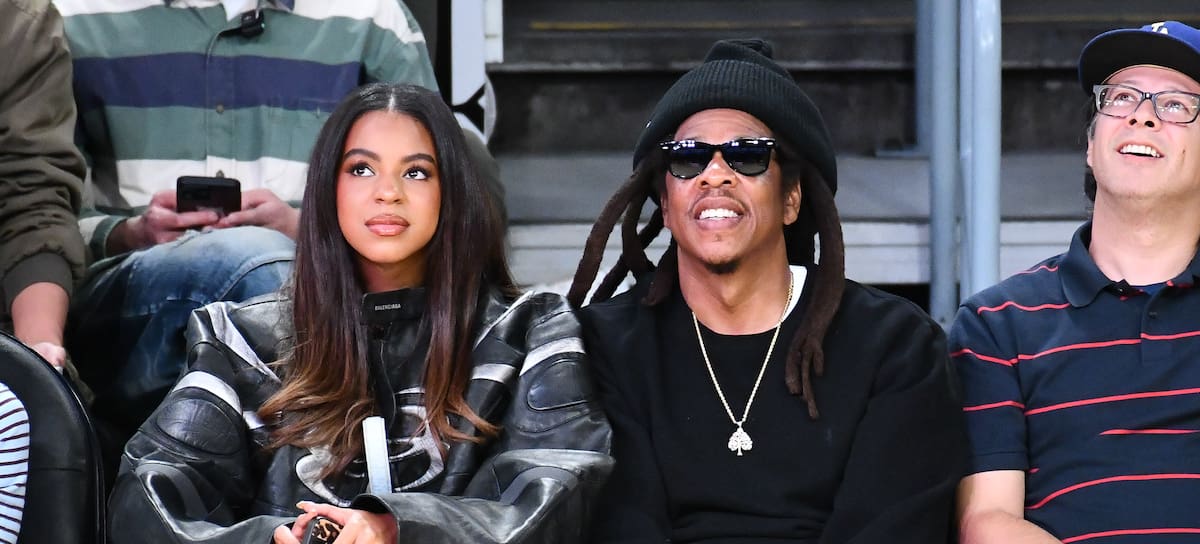 Jay-Z y Blue Ivy Carter en un partido de baloncesto entre los Lakers de Los Ángeles y los Spurs de San Antonio en el Crypto.com Arena el 10 de diciembre de 2025 en Los Ángeles, California.