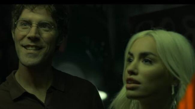 Fotograma de 'Sky Rojo' con José Manuel Poga y Lali Espósito.