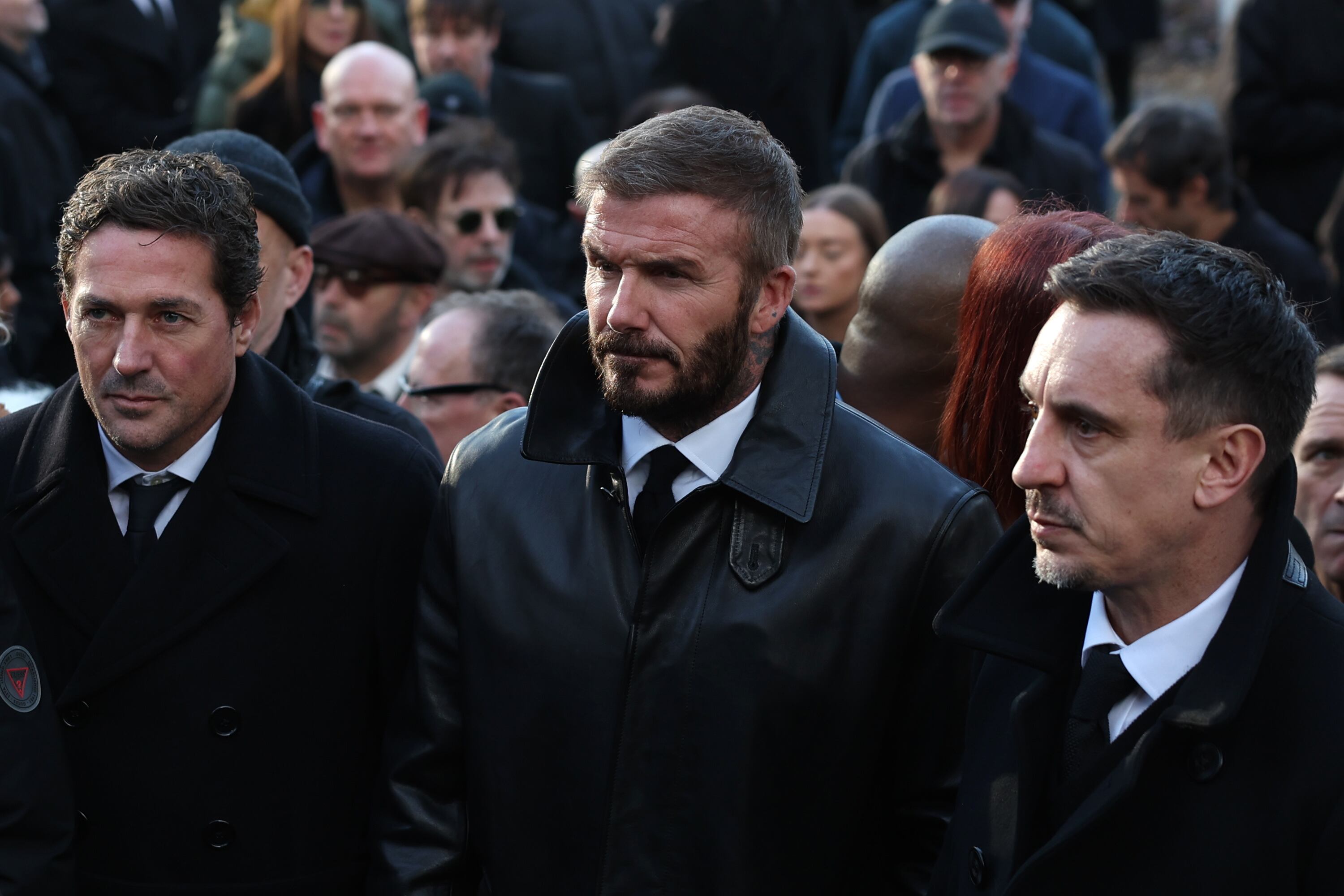 David Beckham y Gary Neville en el funeral de Gary Mounfield el 22 de 2025 en Manchester, Inglaterra.