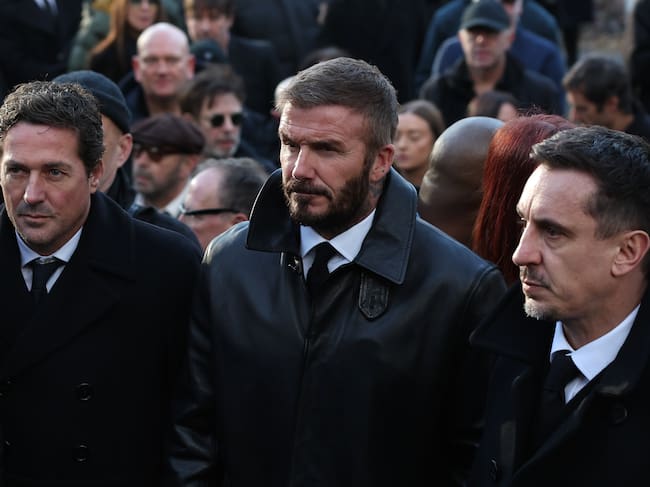 David Beckham y Gary Neville en el funeral de Gary Mounfield el 22 de 2025 en Manchester, Inglaterra.