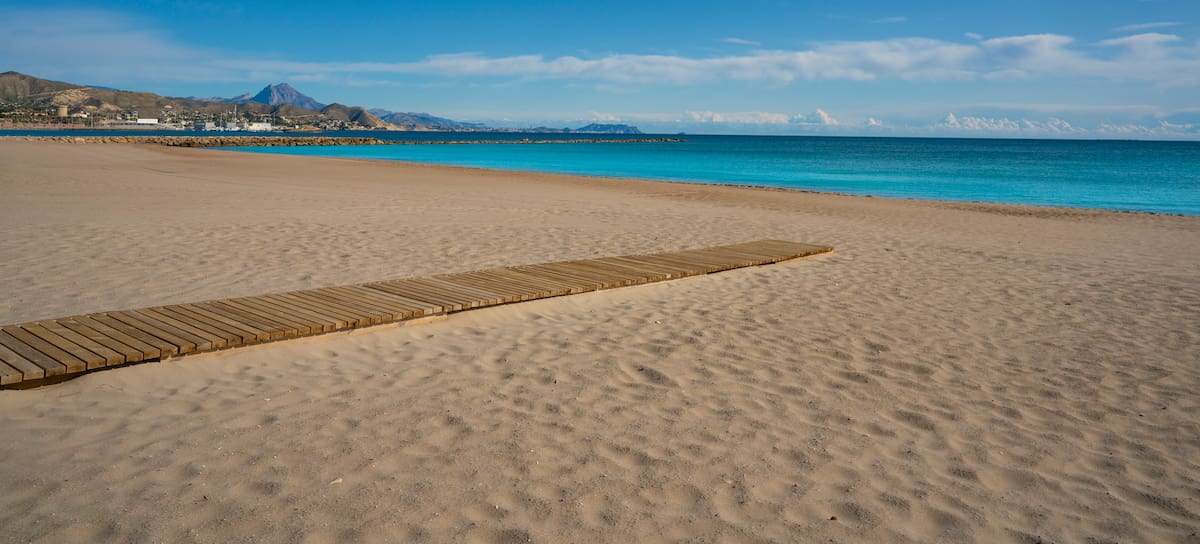 La playa Carrer La Mar en El Campello (Alicante).