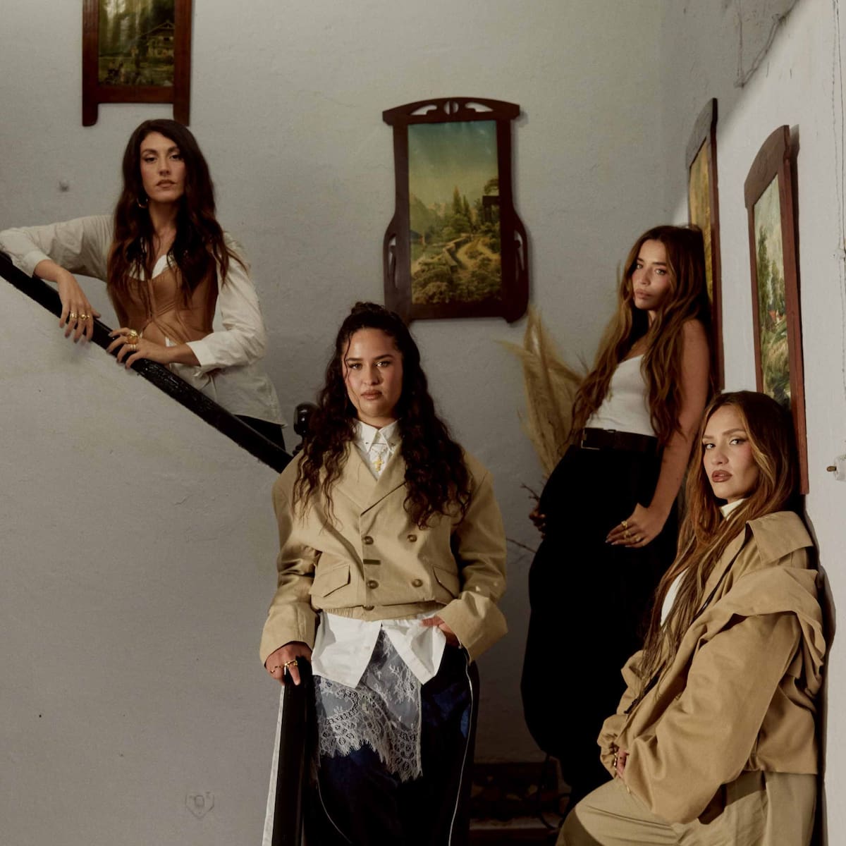 Letra y significado de 'Tus Iniciales', la nueva canción de Lola Índigo con Lia Kali, Queralt Lahoz, Salma