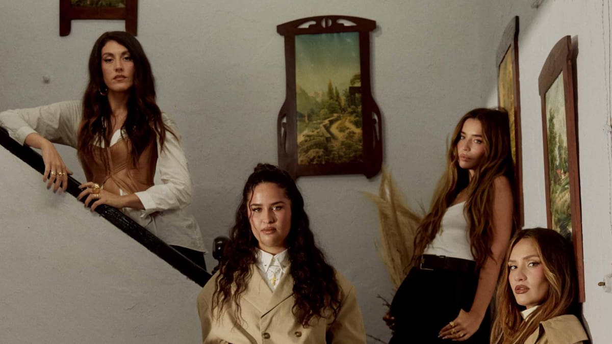 Letra y significado de 'Tus Iniciales', la nueva canción de Lola Índigo con Lia Kali, Queralt Lahoz, Salma