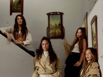 Letra y significado de 'Tus Iniciales', la nueva canción de Lola Índigo con Lia Kali, Queralt Lahoz, Salma