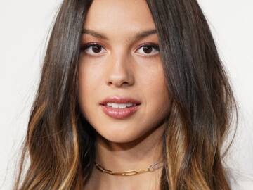 OLIVIA RODRIGO ESTÁ ESCRIBIENDO SOBRE “LO QUE LE DA LA GANA” Y ES GRACIAS A CARDI B