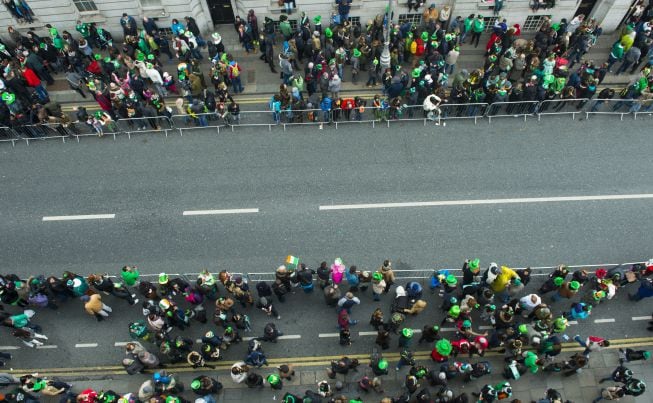 Gente espernado al desfile de San Patricio en Dublín.