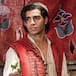 ¿Por qué el nuevo Aladdin utiliza camisa?