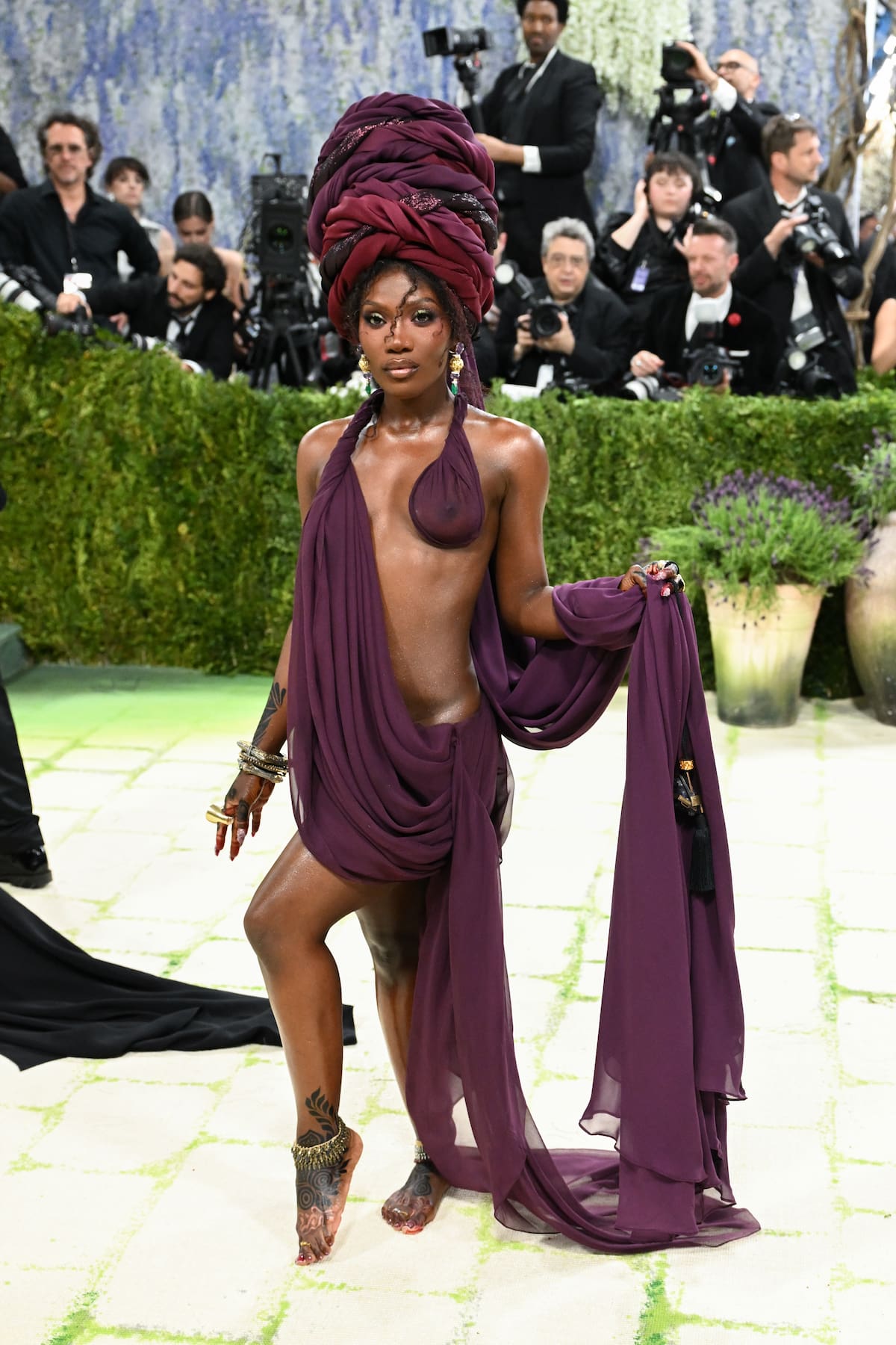 La cantante se descalzó para darle todo el protagonismo a este diseño de Marc Jacobs con un aire muy divino.