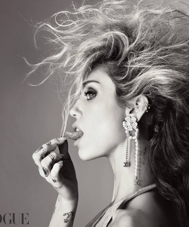 Miley Cyrus para British Vogue (Steven Meisel)