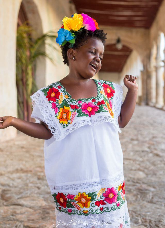 Taylor y su madre Ambry celebraron su cumpleaños usando un traje típico de Yucatán