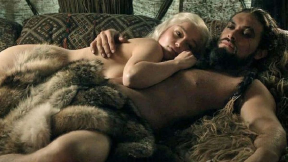Emilia Clarke conciencia al cine y la tv británica sobre los desnudos