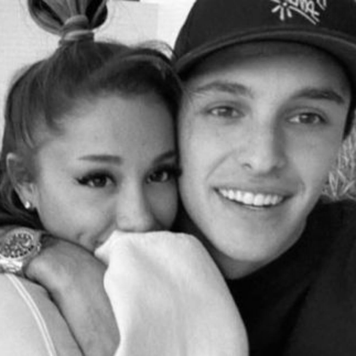 Ariana Grande ya estaría preparando su boda con Dalton Gómez
