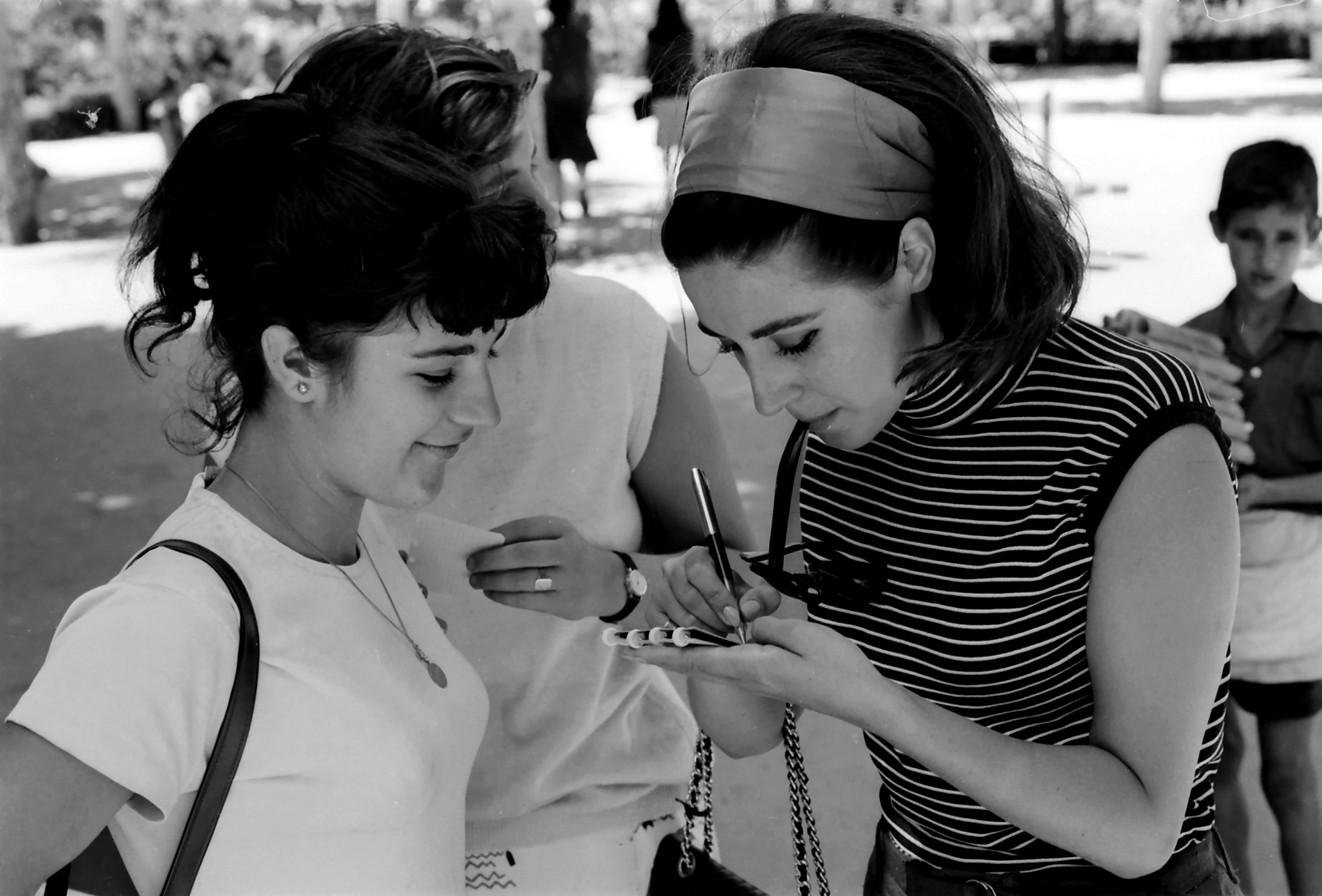 Concha Velasco firmando un autógrafo en 1965 en Madrid, España.