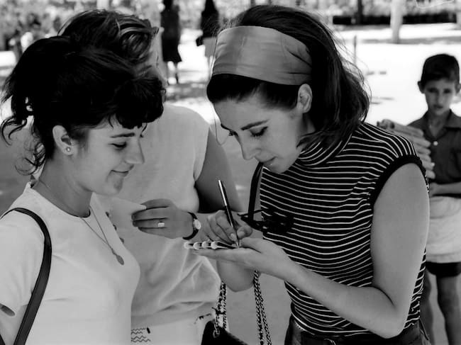 Concha Velasco firmando un autógrafo en 1965 en Madrid, España.