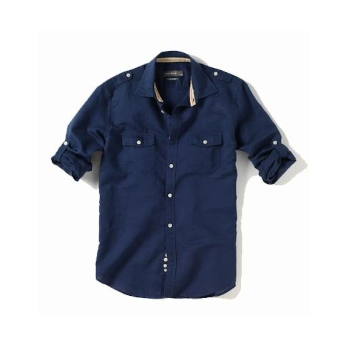 Para ir a una fiesta o al trabajo, las camisas de media manga se convierten esta primavera en los más demandado del momento. Y si lo eliges en azul oscuro puede darte un aire de lo más cool!!!