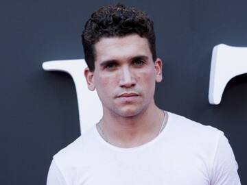 Jaime Lorente anuncia su boda en ‘La Revuelta’: “Dentro de poco me caso”