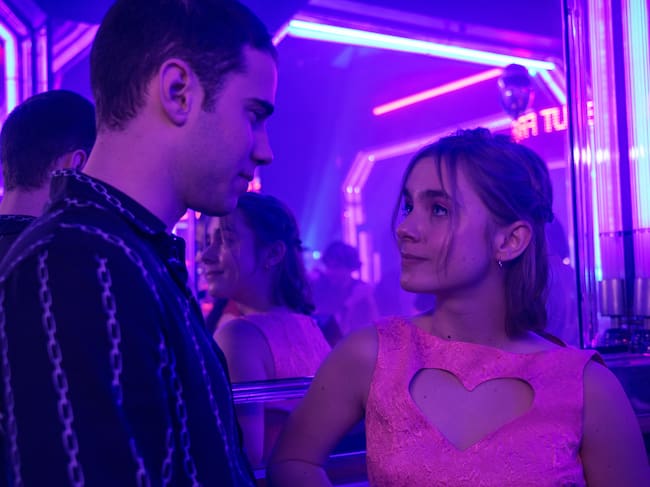 Julio Peña como Ares y Clara Galle como Raquel en 'A través de tu mirada'.