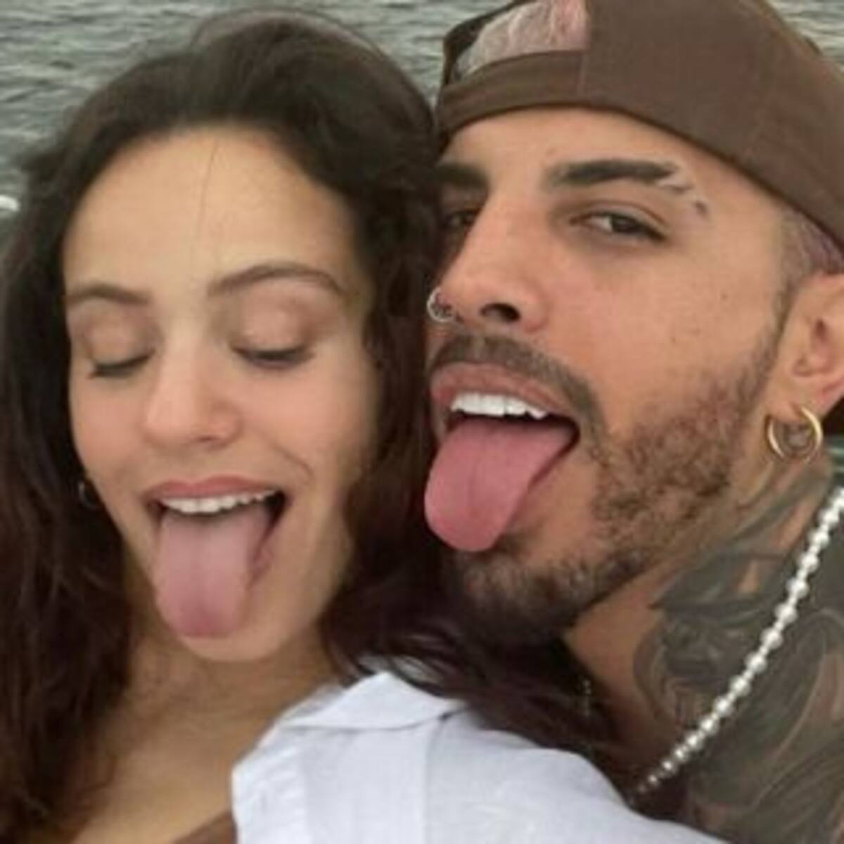 ¡Ya no se esconden! Mirá el apasionado beso entre Rauw Alejandro y Rosalía