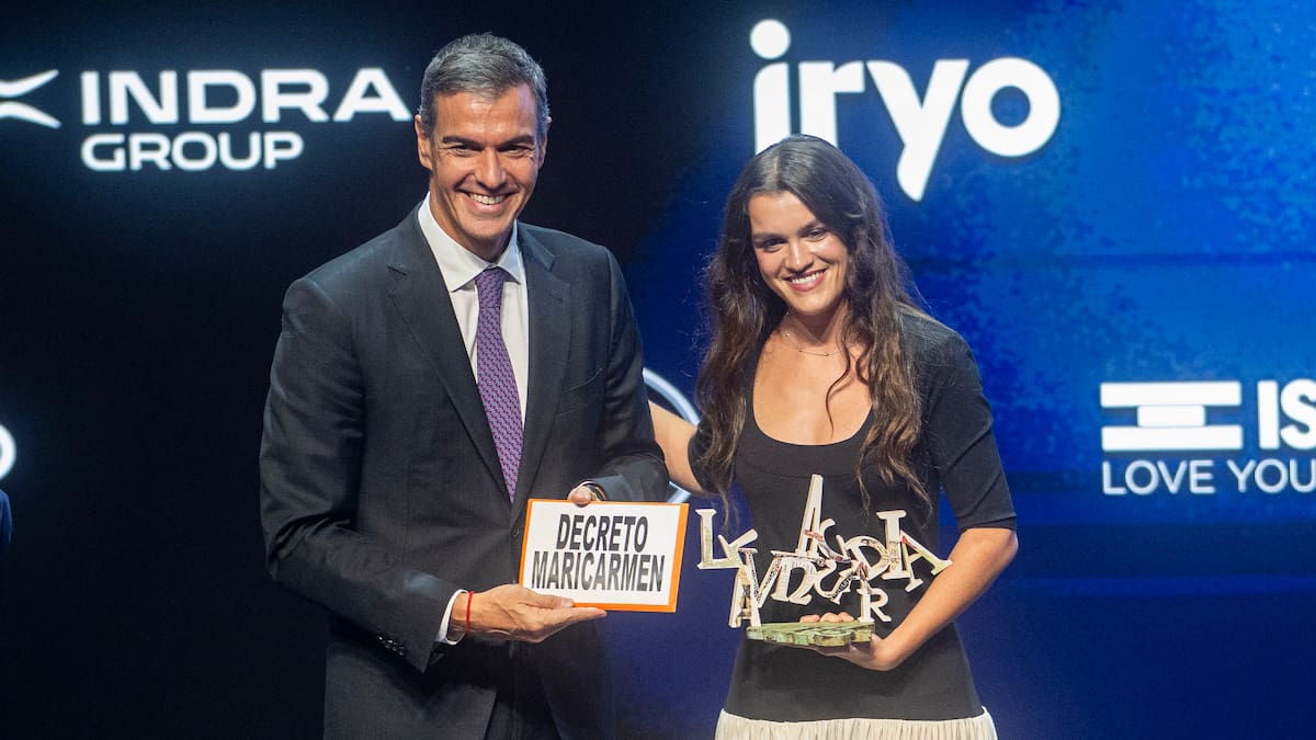 Amaia reivindica el 'Decreto Maricarmen' con la entrega de un llamativo cartel a Pedro Sánchez: todo lo que se sabe de la propuesta