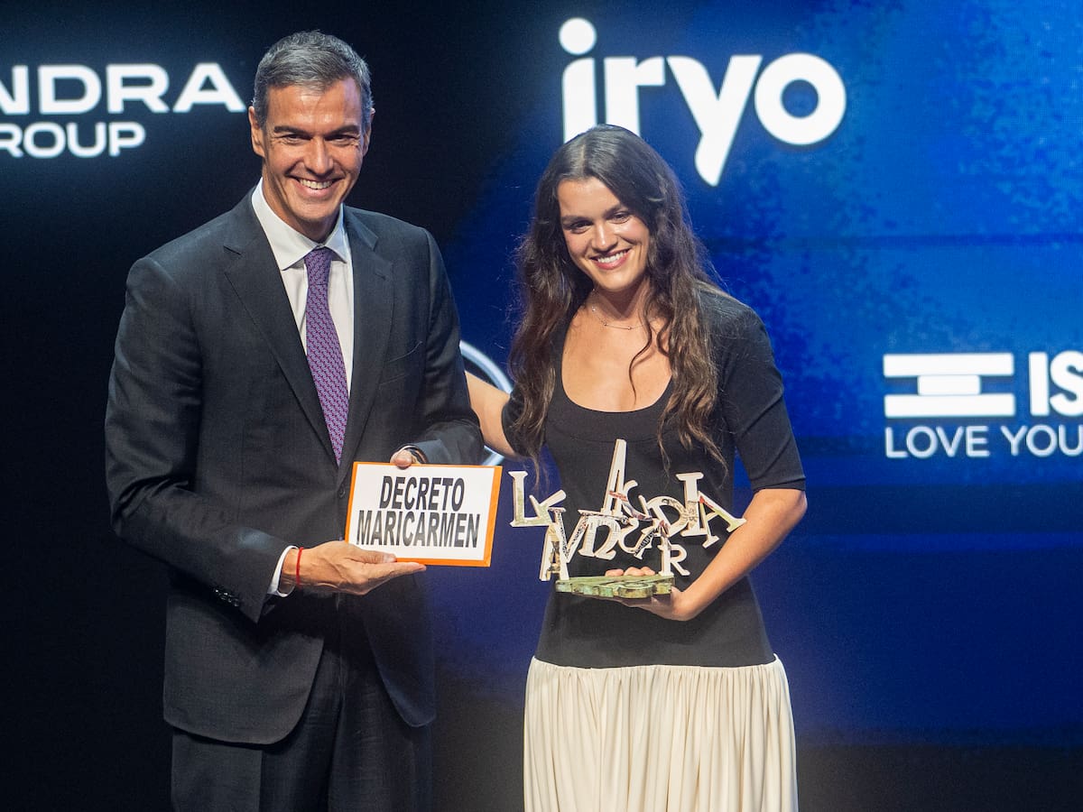 Amaia reivindica el 'Decreto Maricarmen' con la entrega de un llamativo cartel a Pedro Sánchez: todo lo que se sabe de la propuesta
