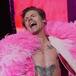 HARRY STYLES HACE UN UNBOXING DEL VINILO DE SU ÁLBUM ‘HARRY'S HOUSE’ Y DIVIDE A SUS FANS