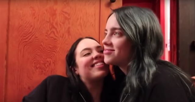 Billie Eilish y Claudia Sulewski.