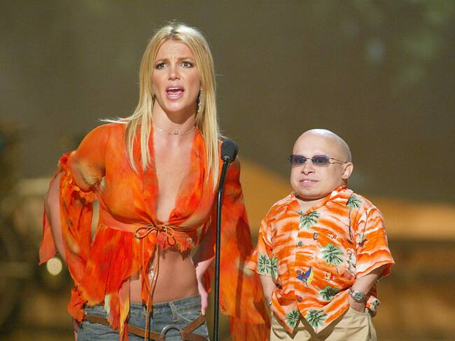 Britney Spears y Verne Troyer en los Teen Choice Awards de 2002