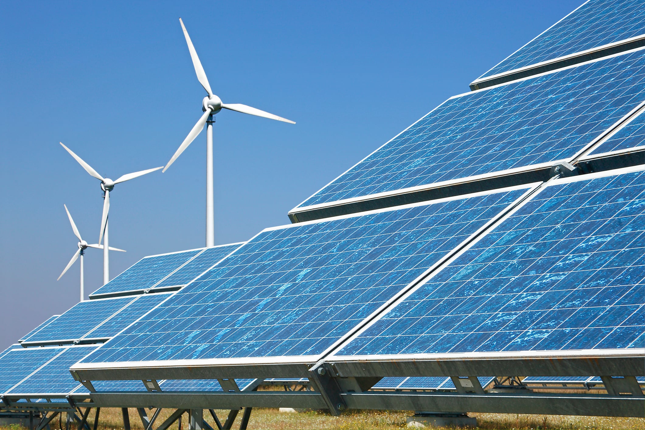 El sol y el viento son fuentes de energía limpias.