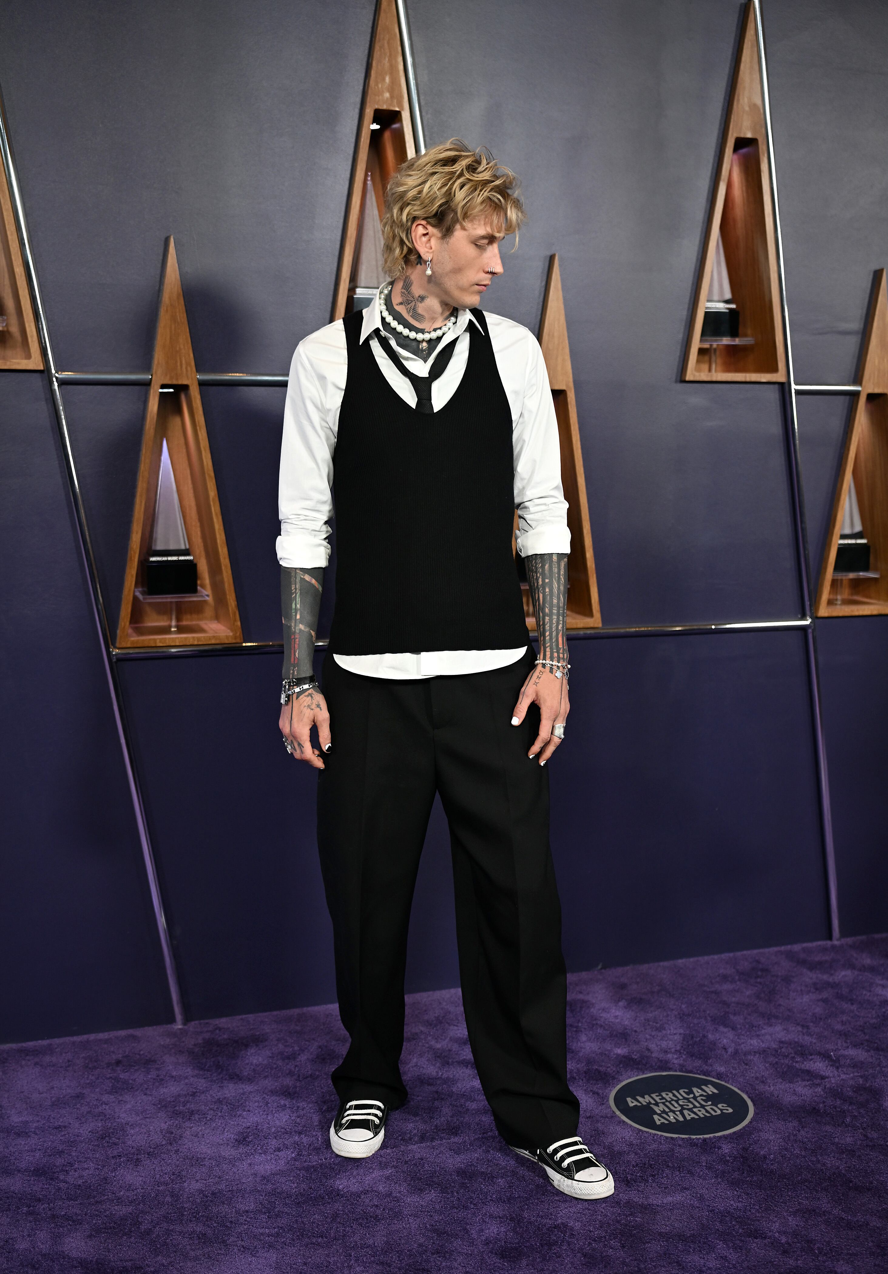 Parece que volver a ser padre hace un par de meses ha vuelto más formal -por lo menos en el vestir- a Machine Gun Kelly.