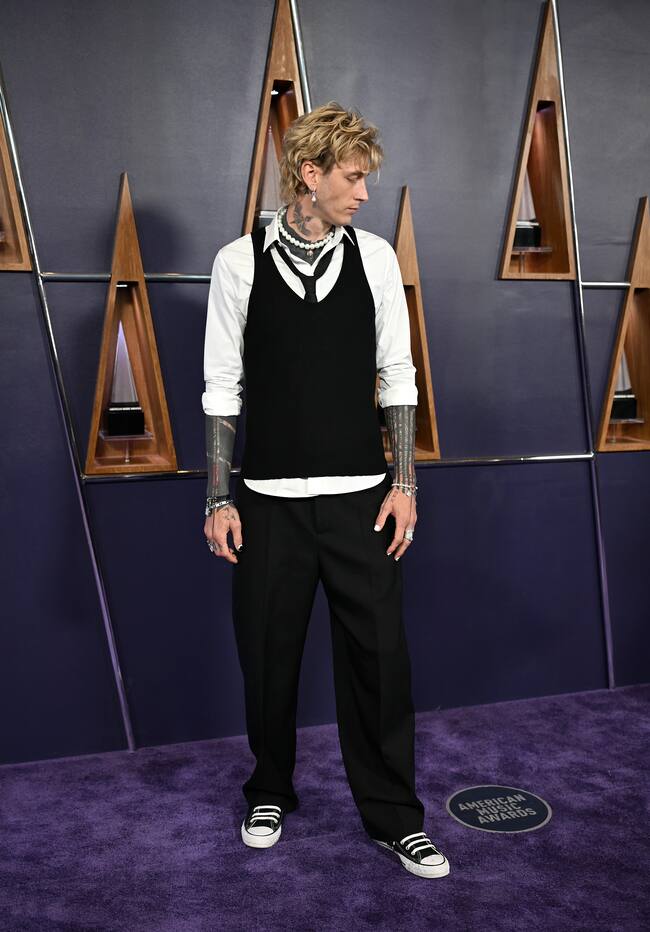 Parece que volver a ser padre hace un par de meses ha vuelto más formal -por lo menos en el vestir- a Machine Gun Kelly.