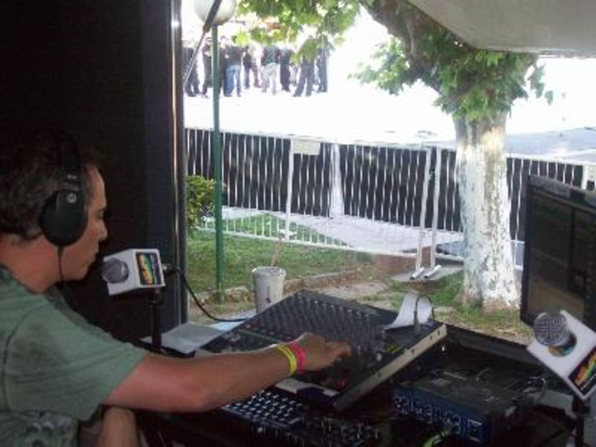 Camión 40 Principales y John Foos en el show The Black Eyed Peas