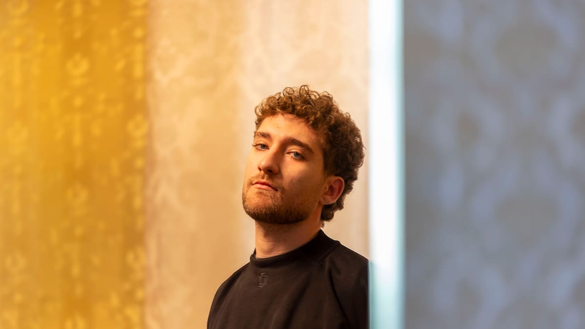 Lucho RK vuelve al ruedo de la música en solitario y saca su lado más romántico con ‘POR QUÉ SERÁ’