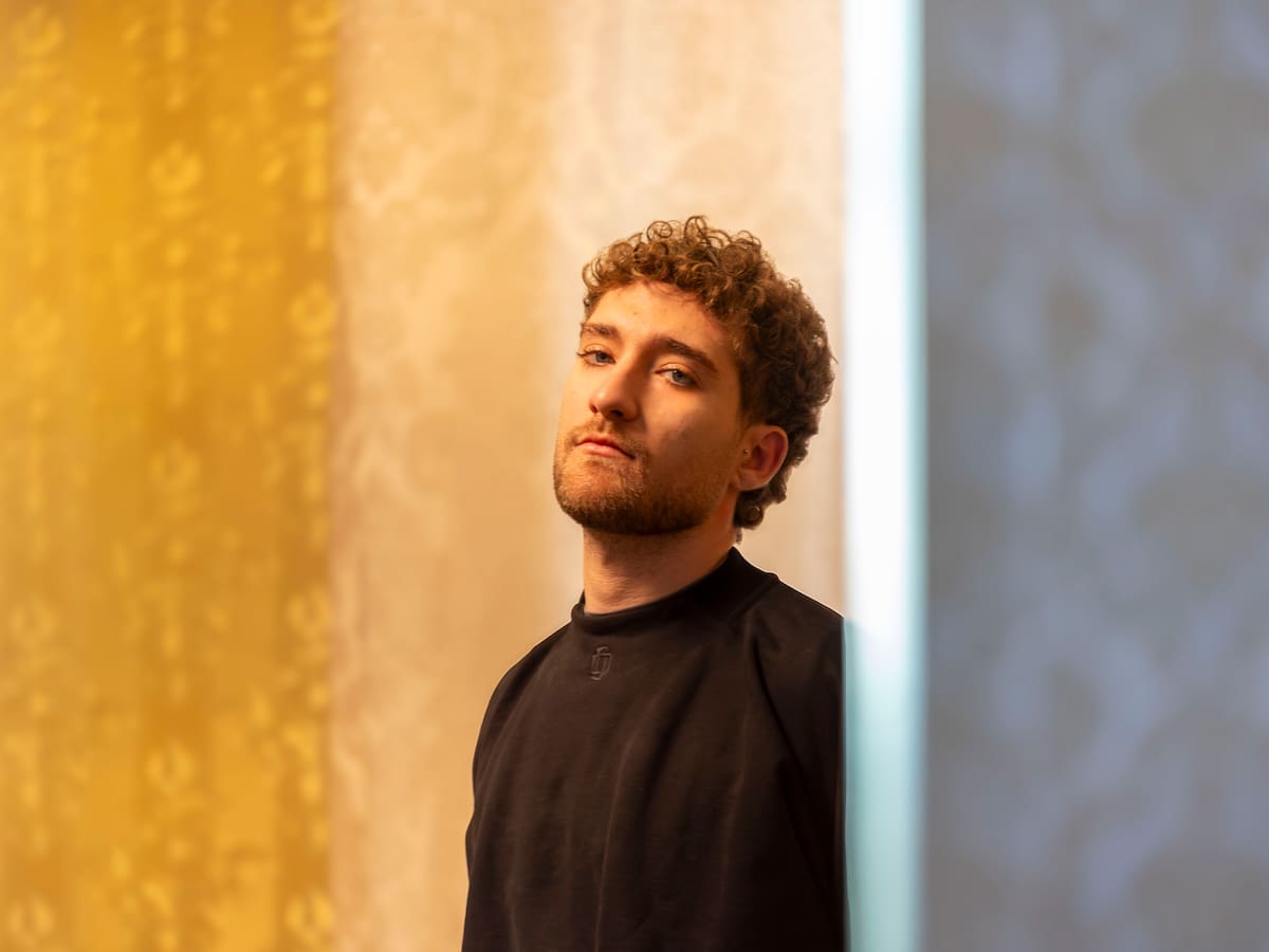 Lucho RK vuelve al ruedo de la música en solitario y saca su lado más romántico con ‘POR QUÉ SERÁ’